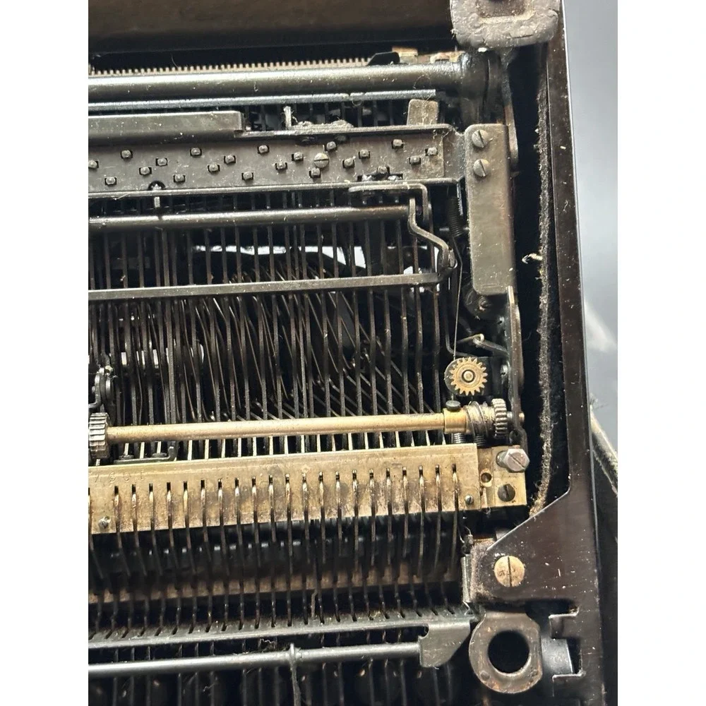 Antique Portable Underwood Manual Typewriter w/ Hard Carry Case